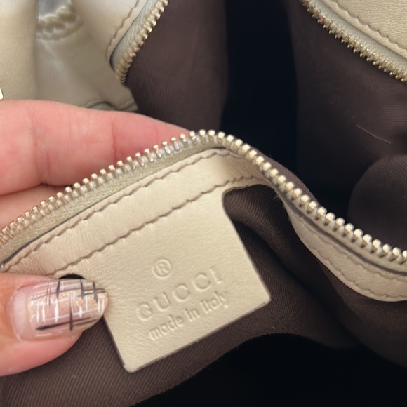 Gucci large hobo style purse w gold hardware inside is immaculate - Picture 5 of 7